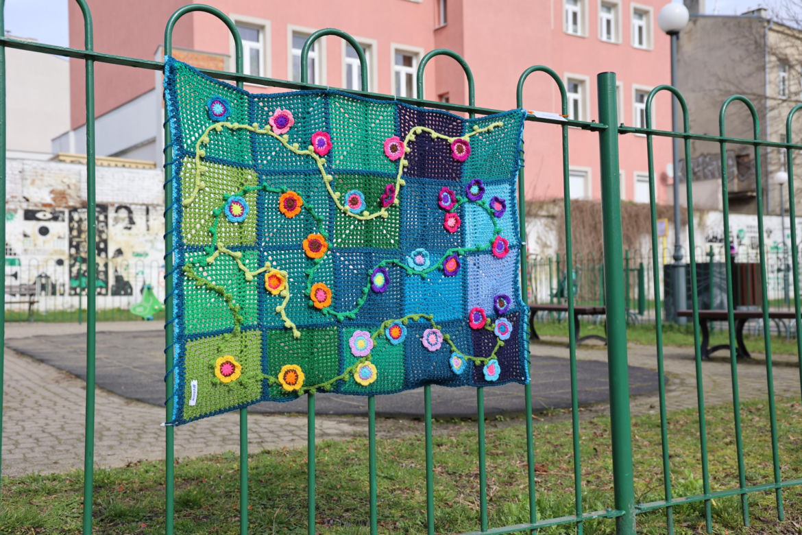 Kolorowe instalacje opanowały Lublin. Tak „Otulanie włóczką” świętuje swoje 10. urodziny!