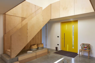 Takie drzwi wybierają najbogatsi. Ile kosztują „wrota do zamku” i dlaczego czeka się na nie miesiącami