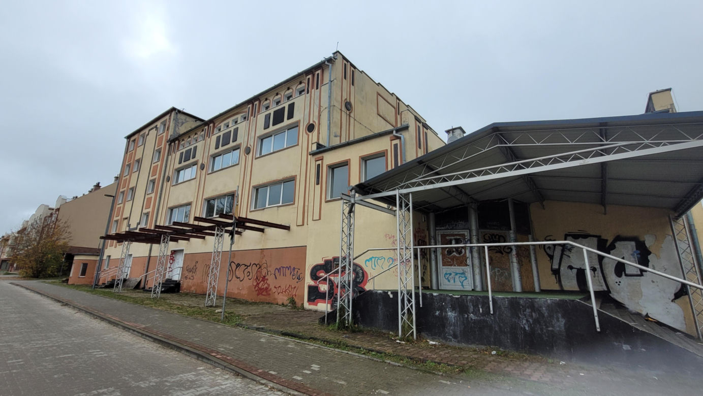 Kiedyś była tu dyskoteka, dziś miejsce popada w ruinę. Smutny los klubu Come-In [ZDJĘCIA]