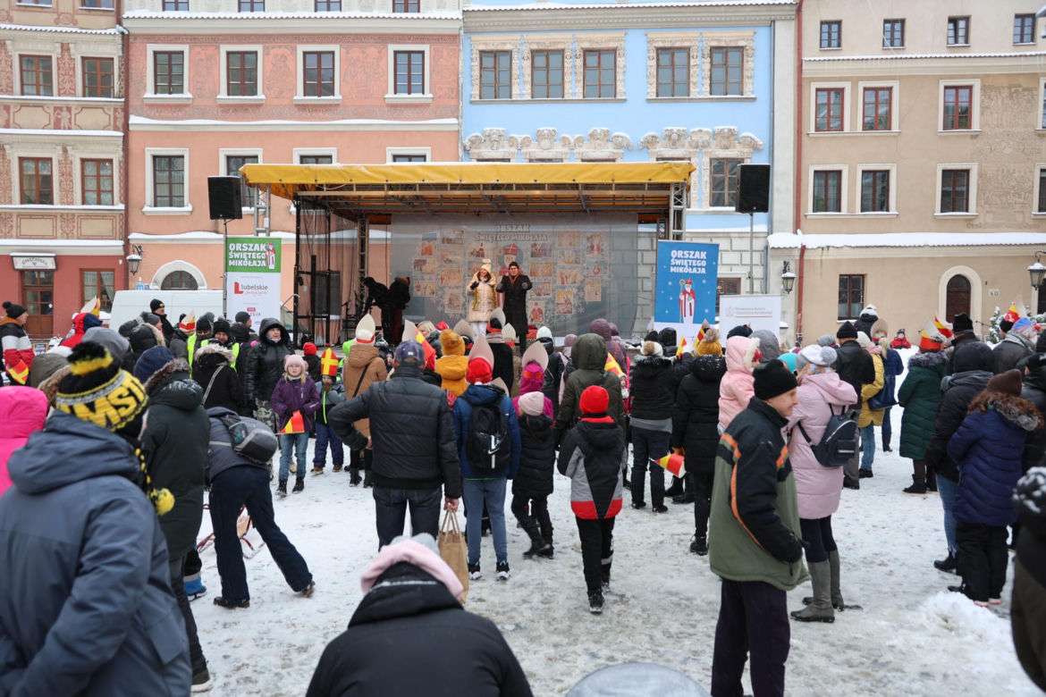 Orszak Świętego Mikołaja 2023 przeszedł przez Lublin. Było śnieżnie i radośnie! 