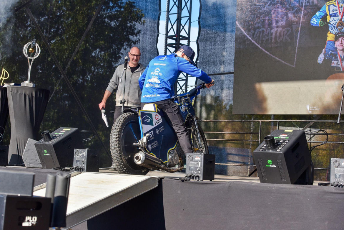 Tak PRES Toruń świętował mistrzostwo z kibicami! Feta pod Motoareną
