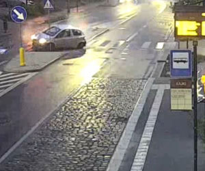Szalony rajd ulicami Olsztyna! 30-latek huknął w autobus, a później rozbił przed komendą policji [ZDJĘCIA]