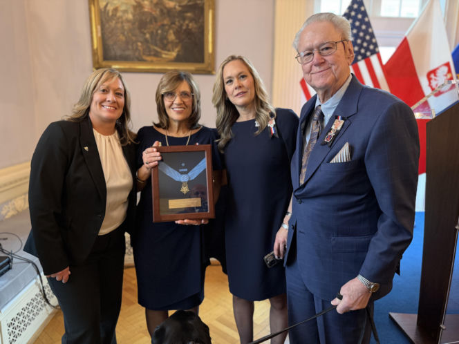 Wręczenie Krzyża Wielkiego Orderu Zasługi RP rodzicom Michaela Ollisa w Waszyngtonie, DC