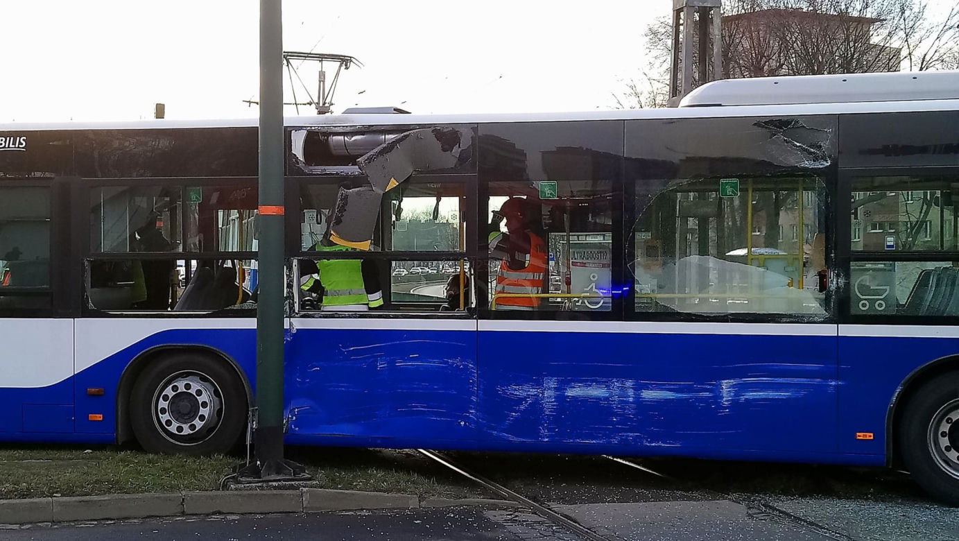 Dramatyczny wypadek w Krakowie. Tramwaj zderzył się z autobusem, są ranni