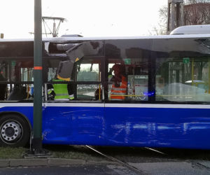 Dramatyczny wypadek w Krakowie. Tramwaj zderzył się z autobusem, są ranni