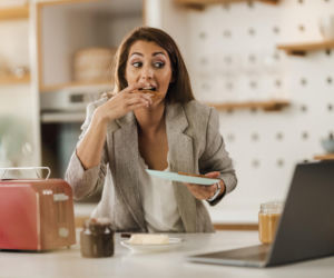 Ten błąd popełnia prawie każdy z nas. Eksperci: może zrujnować wątrobę szybciej niż alkohol