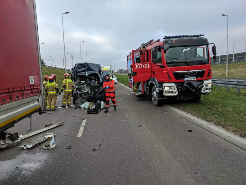Citroen wbił się w tira. Ranny 28-latek i 5-latka
