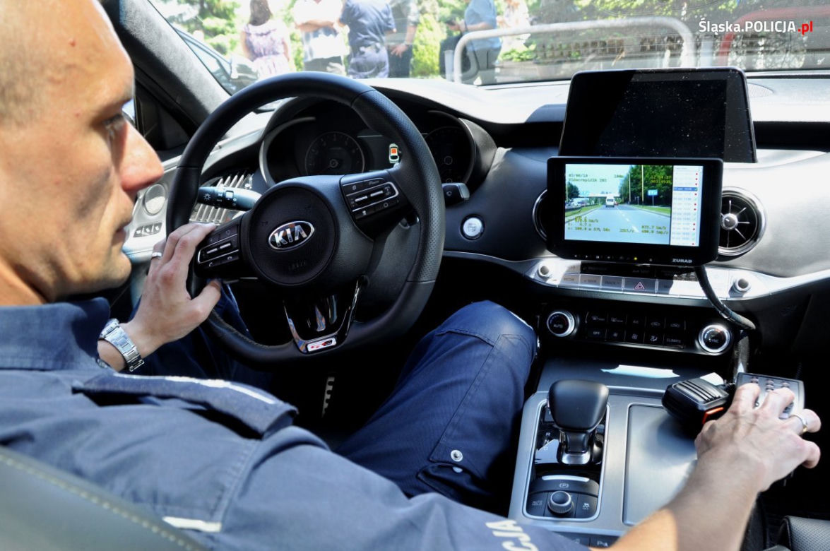 Śląska policja ma nowe radiowozy - hybrydowe Toyoty Corolle i szybkie Kie Stinger