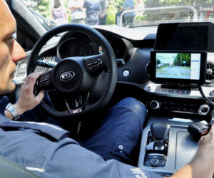 Śląska policja ma nowe radiowozy - hybrydowe Toyoty Corolle i szybkie Kie Stinger