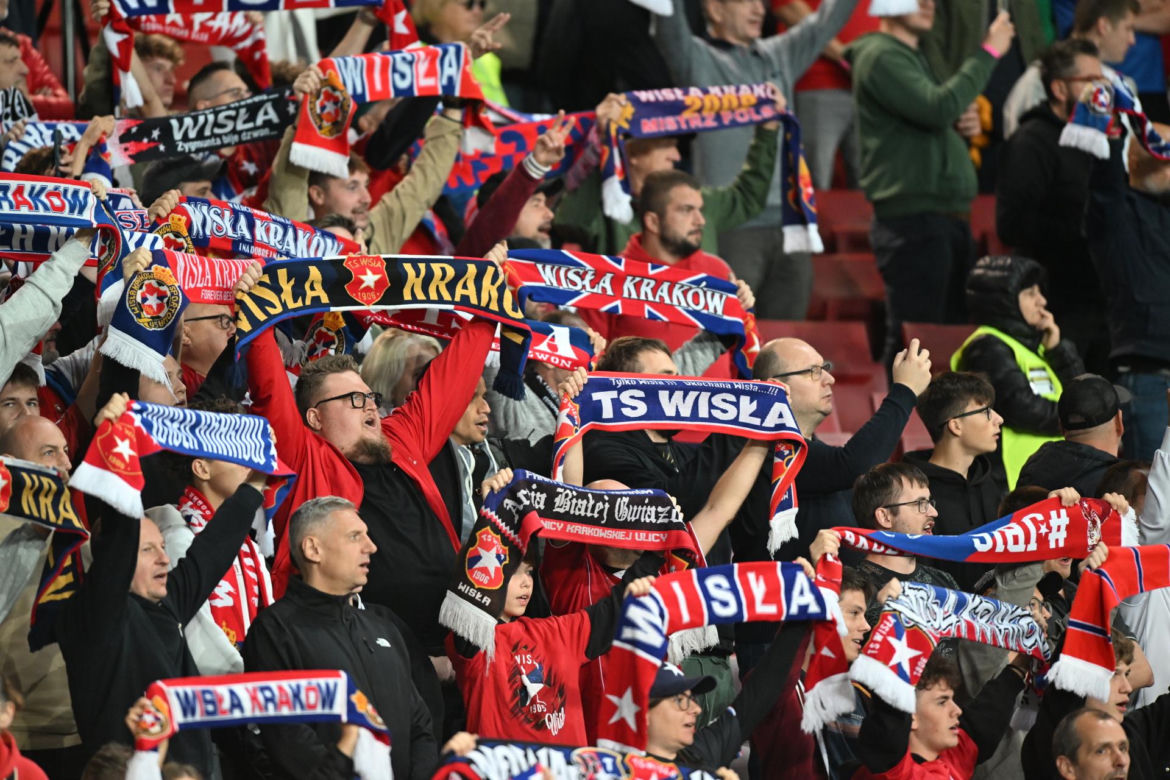 Tak kibice Wisły Kraków bawili się na trybunach. Znajdź się na zdjęciach