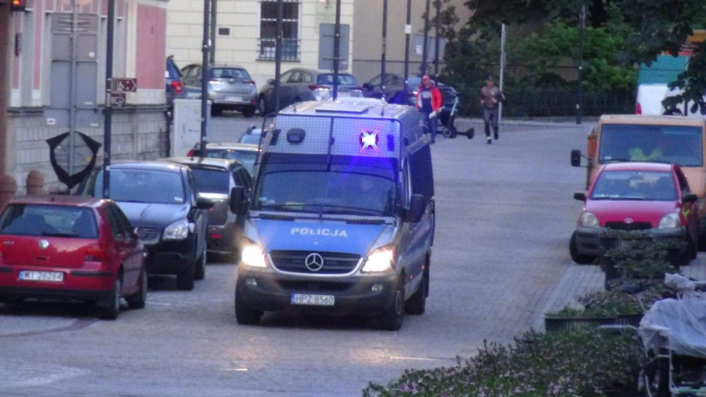 Wielka ewakuacja na Krakowskim Przedmieściu. Mężczyzna położył pocisk na trakcie