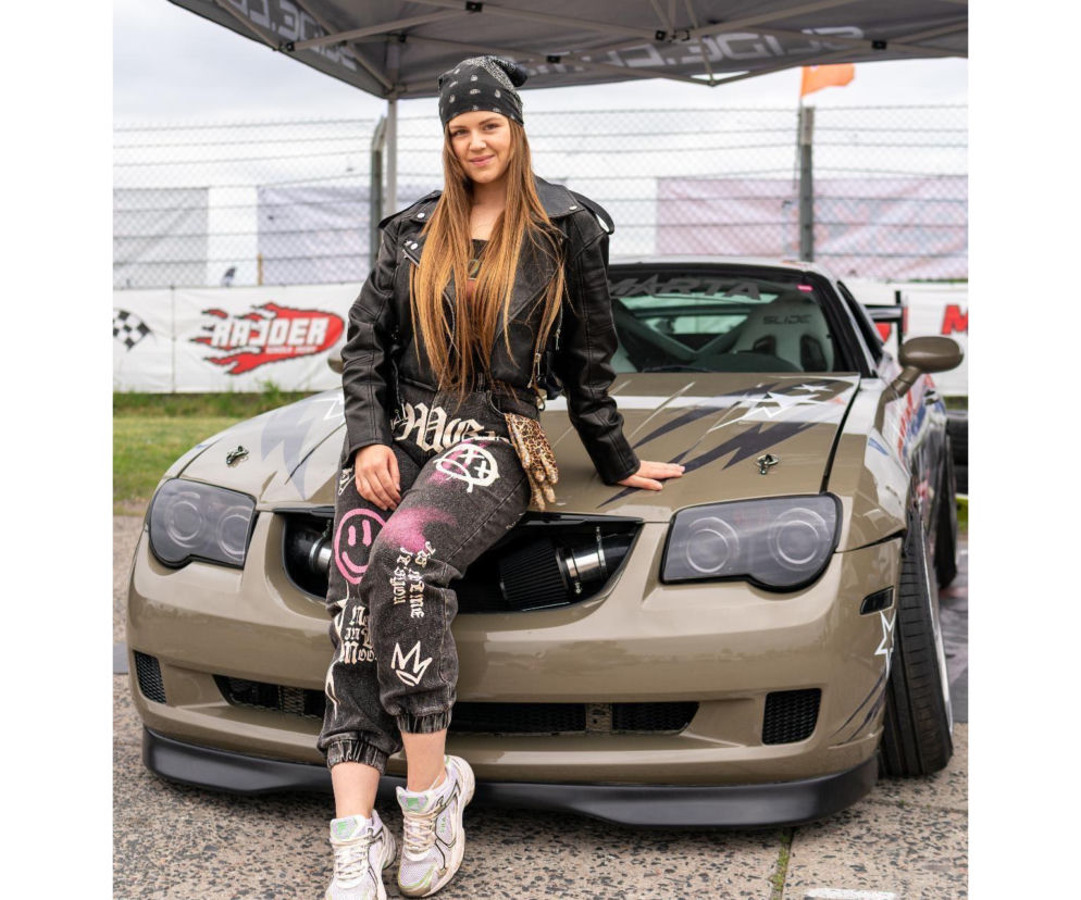 Marta Pawłocka siedzi na masce sportowego Chryslera. O atrakcjach Retro Motor Show w Poznaniu pisze Eska Poznań.