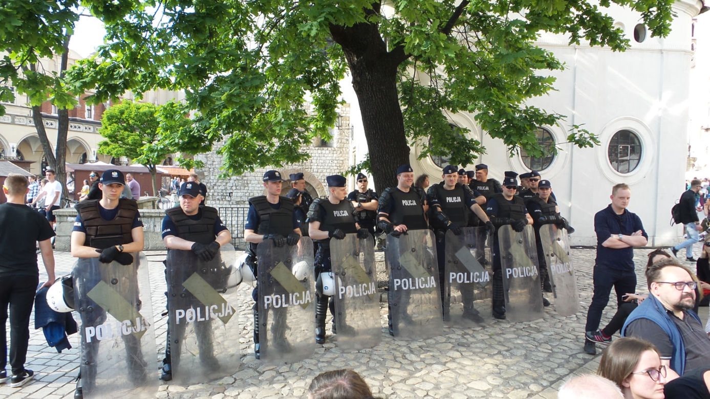 Gigantyczne siły policji zabezpieczały Marsz Równości i kontrmanifestacje w Krakowie