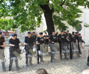Gigantyczne siły policji zabezpieczały Marsz Równości i kontrmanifestacje w Krakowie
