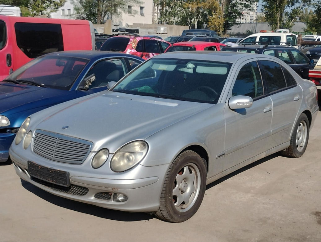 Drogowcy znów sprzedają wraki z ulicy. Wśród nich jest Chrysler w kwiatki