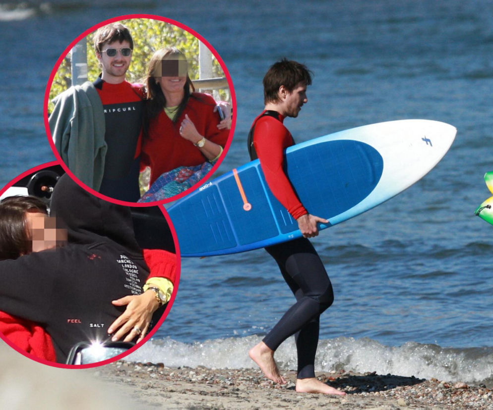 Maciej Musiał nad morzem z deską