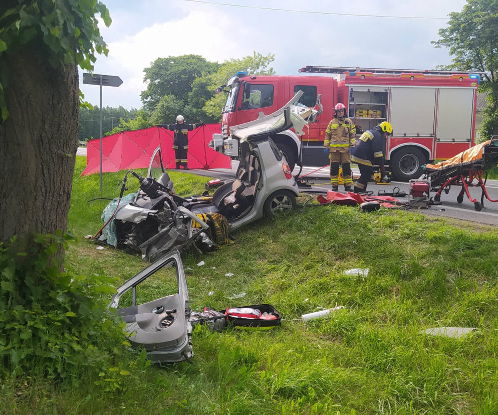 Bus staranował renaulta, kierowca w ciężkim stanie
