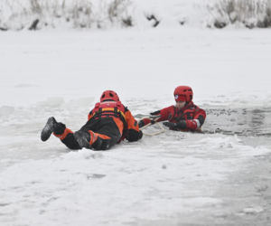 Gdy załamie się lód. Co robić, by uratować siebie lub kogoś, gdy wpadnie do wody?