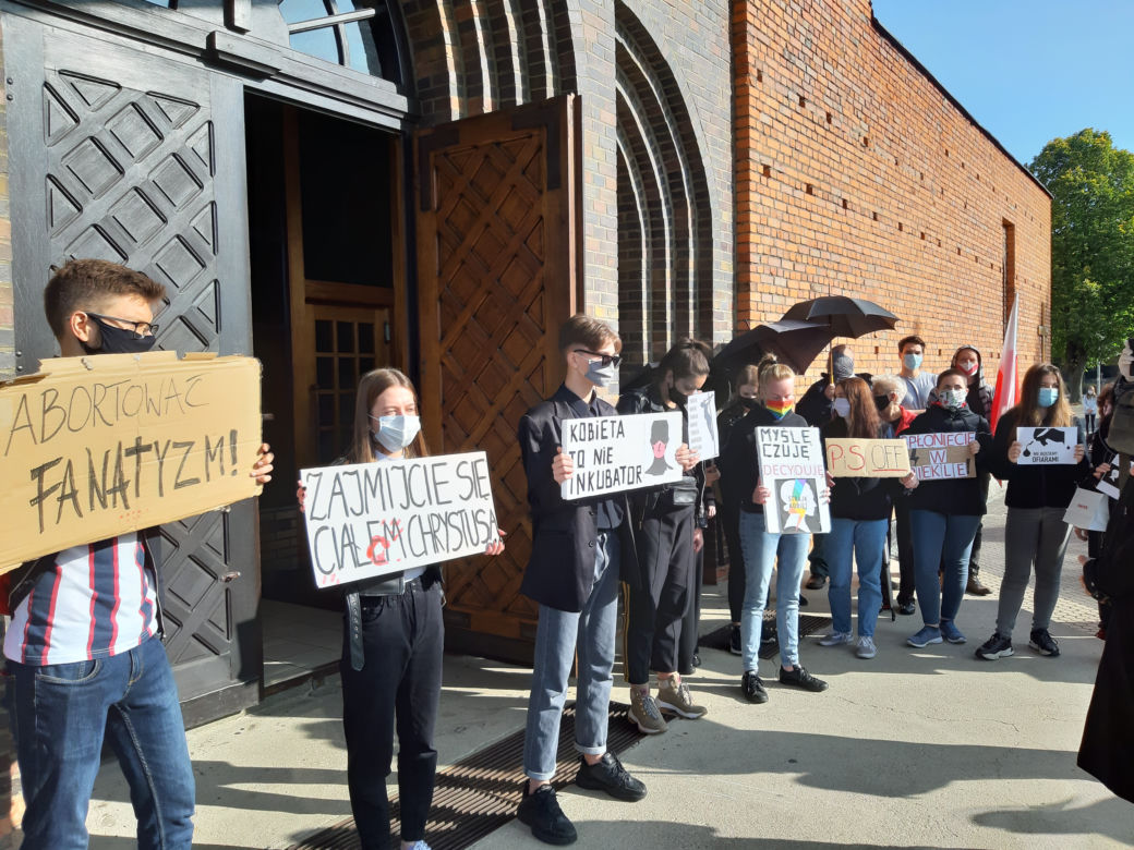 Protest pod kościołem św. Antoniego w Lesznie