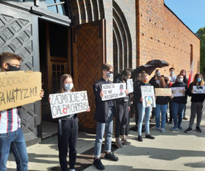 Protest pod kościołem św. Antoniego w Lesznie
