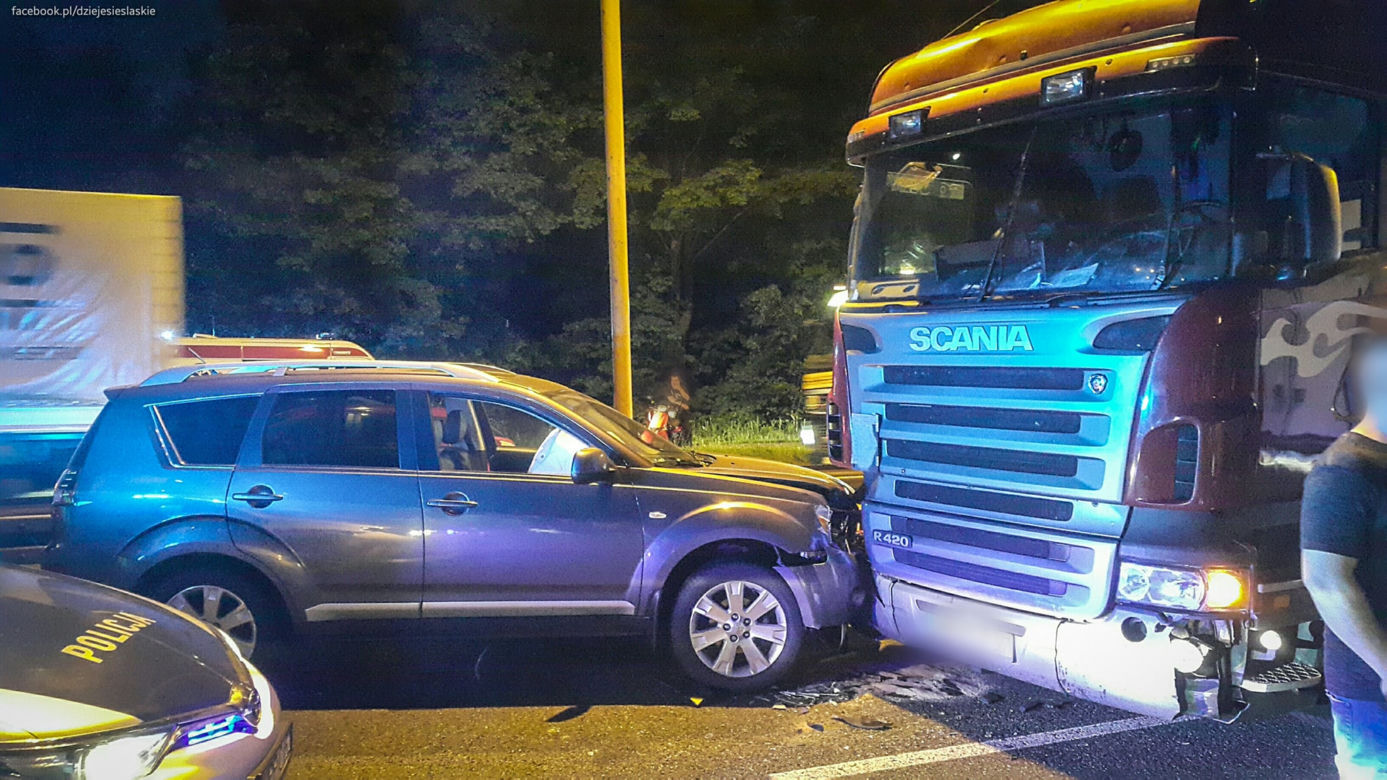 Potężny karambol w Częstochowie! TIR jechał pod prąd, taranował auta [ZDJĘCIA]