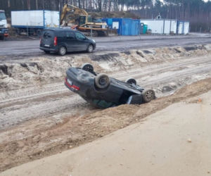 Zajechał  mu drogę! Auto DACHOWAŁO, a sprawca UCIEKŁ!