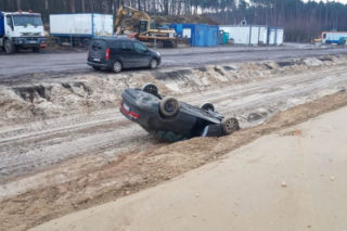Zajechał  mu drogę! Auto DACHOWAŁO, a sprawca UCIEKŁ!