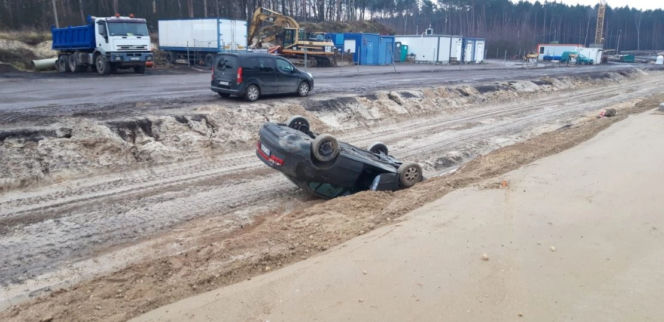 Zajechał  mu drogę! Auto DACHOWAŁO, a sprawca UCIEKŁ!