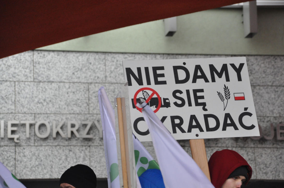 Protest rolników przed Urzędem Wojewódzkim w Kielcach