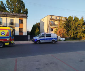 Dziecko wypadło z pierwszego piętra szeregowca przy ul. Chełmońskiego w Siedlcach