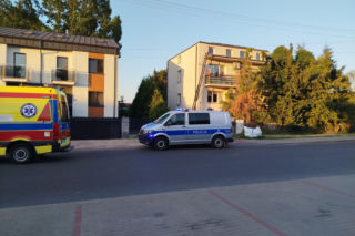 Dziecko wypadło z pierwszego piętra szeregowca przy ul. Chełmońskiego w Siedlcach