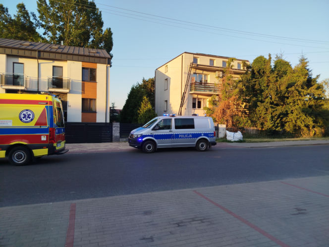 Dziecko wypadło z pierwszego piętra szeregowca przy ul. Chełmońskiego w Siedlcach