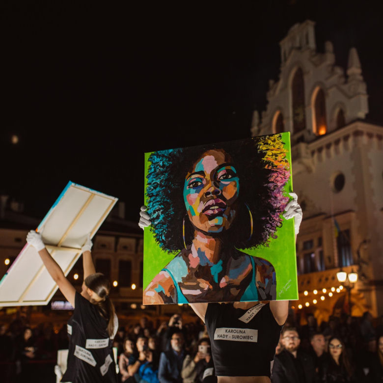 Kicz i blichtr podczas pokazu Art In Culture na Rynku w Rzeszowie