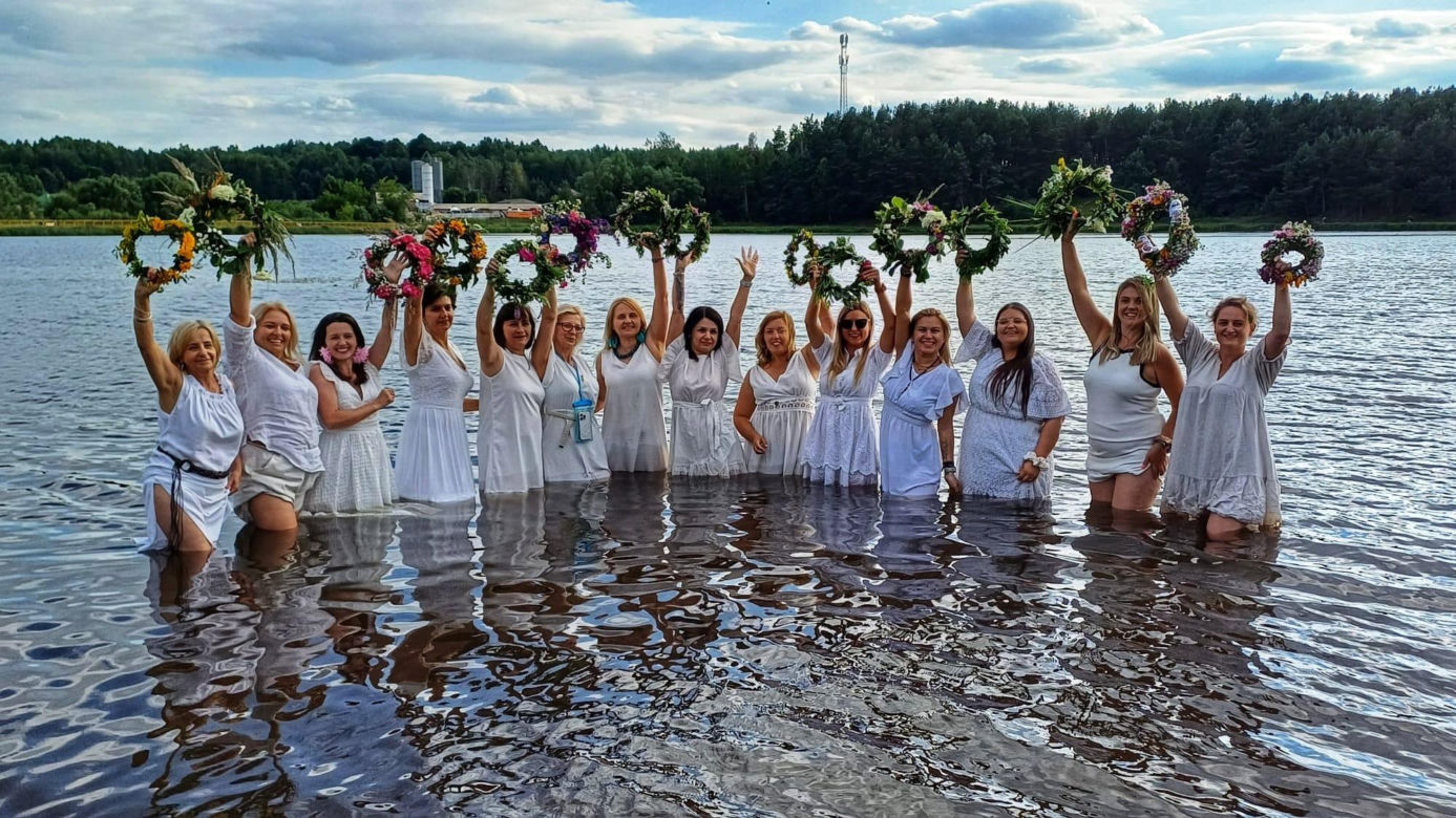Wyjątkowe „Morsowe Wianki” ekipy "Mors Może Więcej" nad zalewem w Wąchocku. Było magicznie