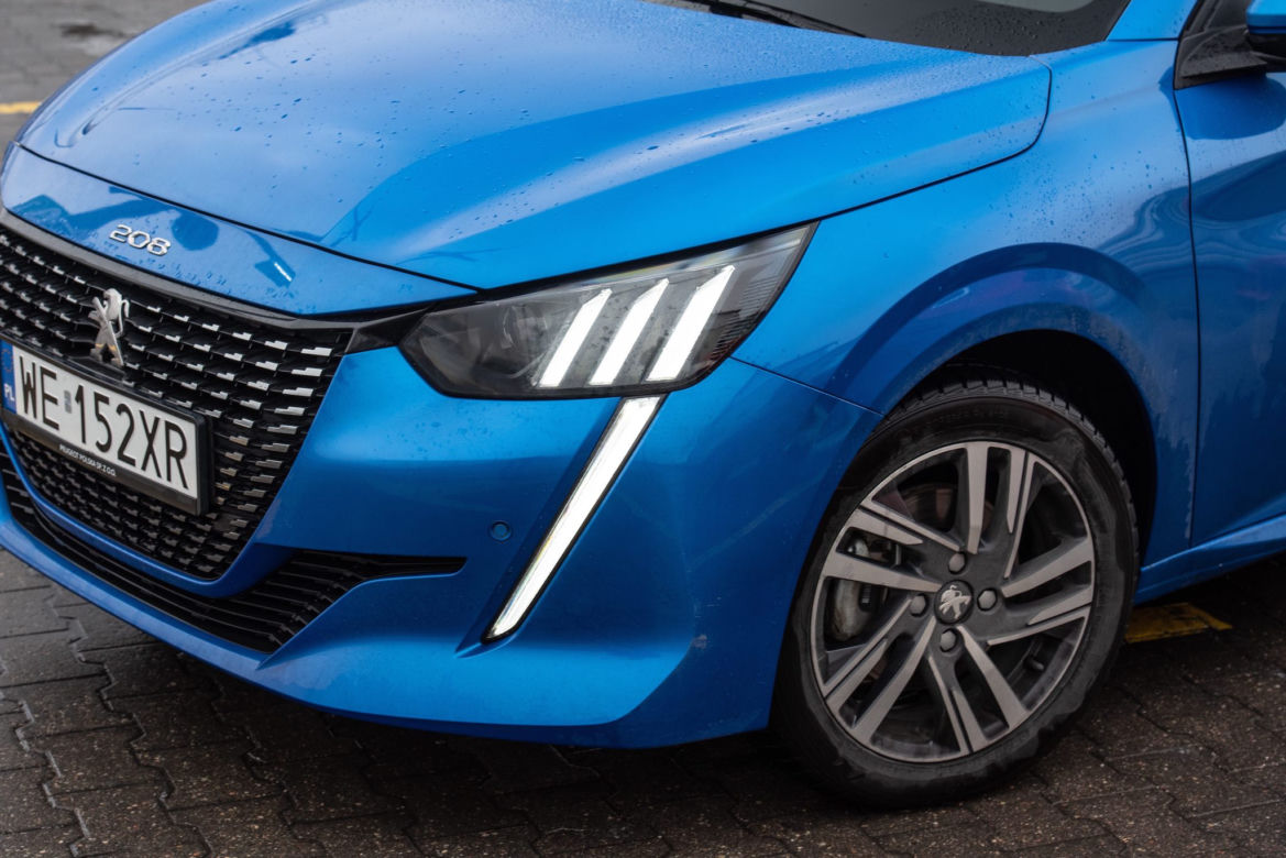 Peugeot 208 Allure vs Opel Corsa Elegance