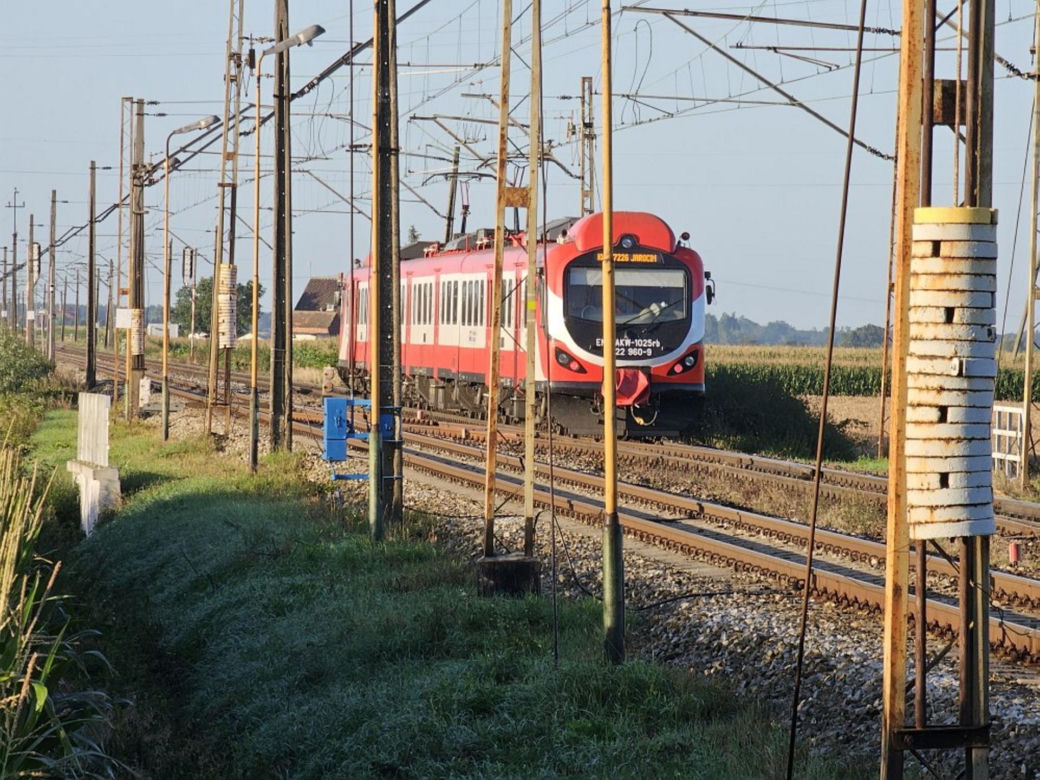 Tragedia na przejeździe kolejowym pod Gnieznem. Nie żyje kierowca osobówki!