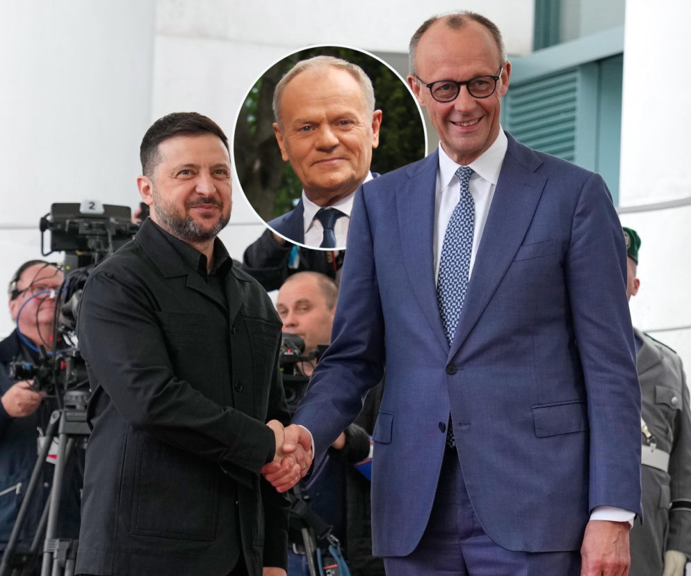 Prezydent Ukrainy Wołodymyr Zełenski i kanclerz Niemiec Friedrich Merz uściskają sobie dłonie, z Donaldem Tuskiem w tle. Politycy omawiają kwestie akcesji Ukrainy do UE. Więcej o tym przeczytasz na Super Biznes.