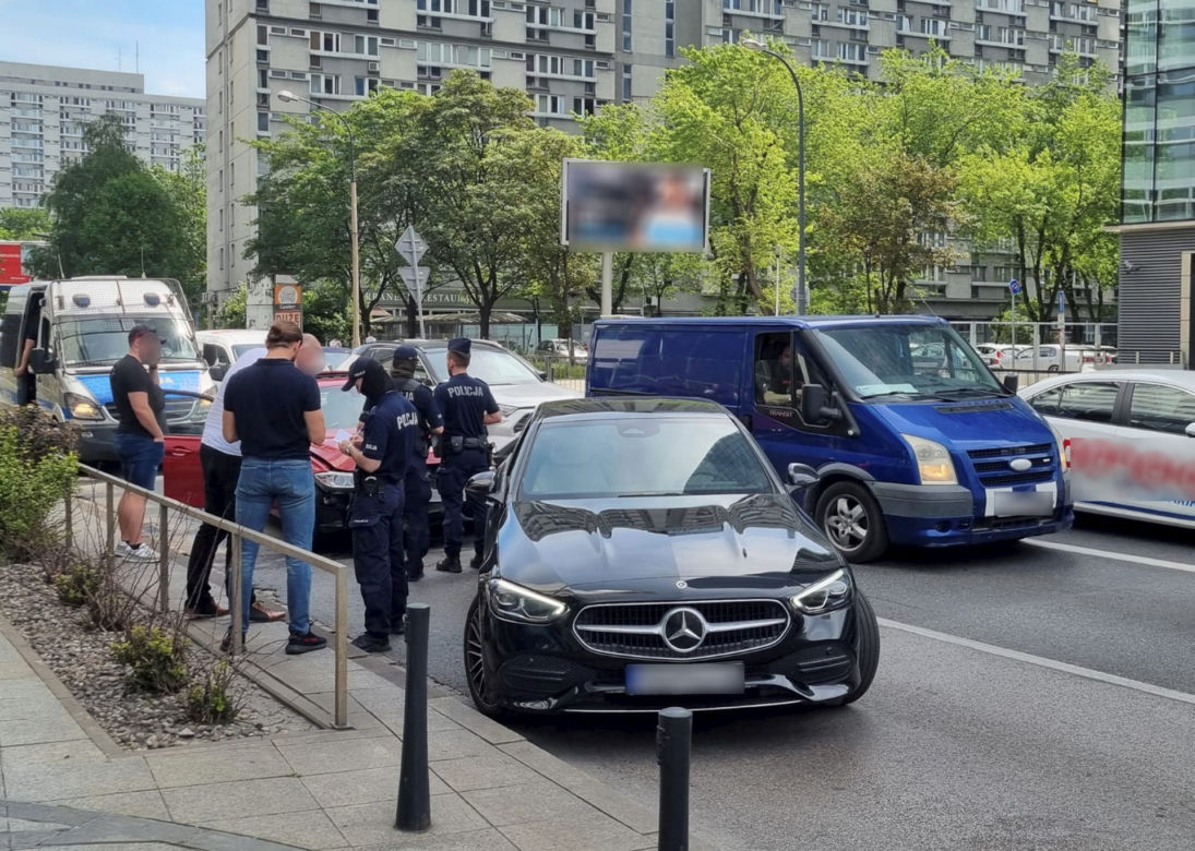 Kierowca BMW w szale ranił dwóch policjantów. Sensacyjny pościg w centrum miasta