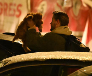 Sebastian Fabijański z pieskiem na spacerze