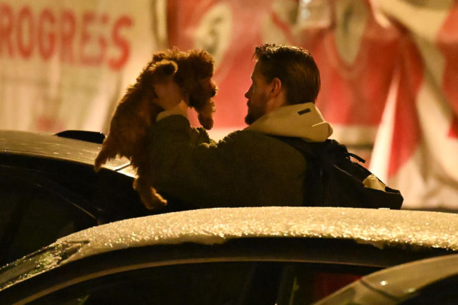 Sebastian Fabijański z pieskiem na spacerze