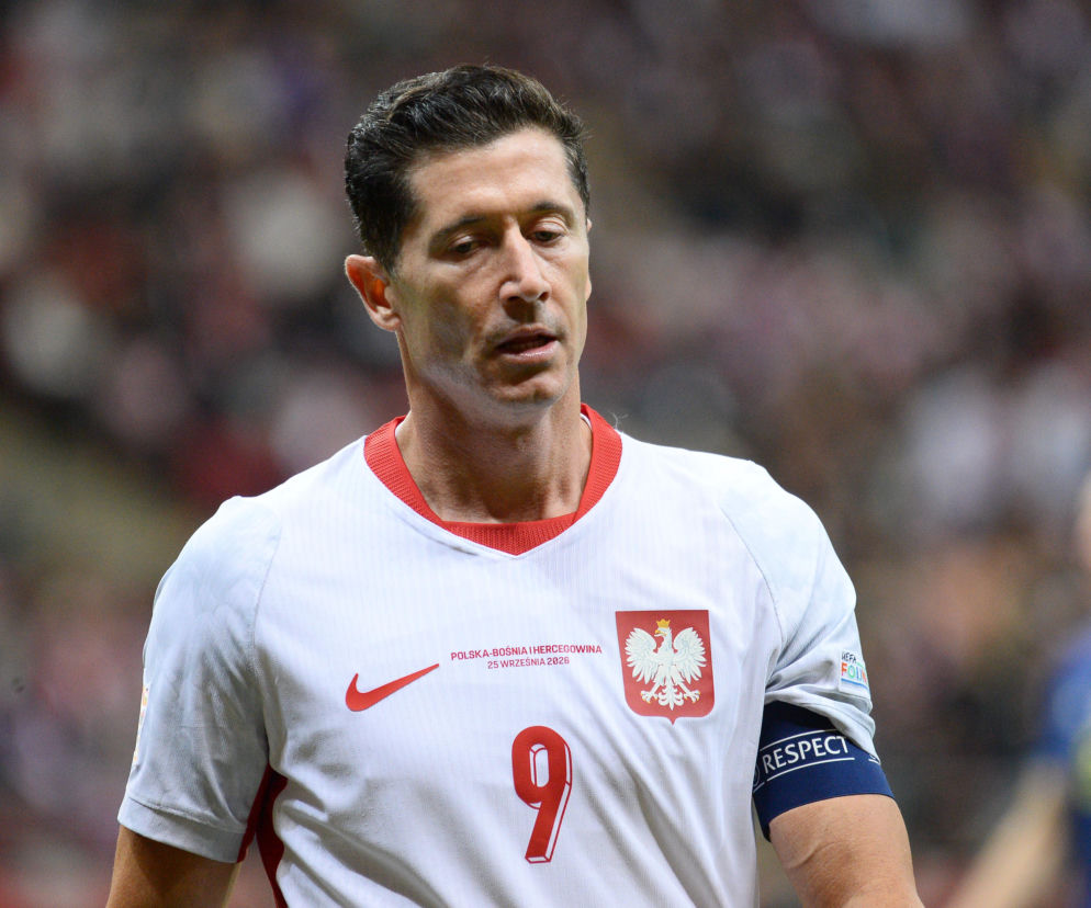Kapitan reprezentacji Polski Robert Lewandowski w białej koszulce. O meczu z Rumunią przeczytasz na SE Supersport.