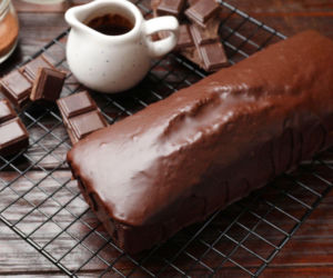 To ciasto czekoladowe zachwyciło mnie od pierwszego kęsa. Robotę robi aromatyczna i słodka polewa