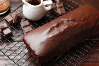 To ciasto czekoladowe zachwyciło mnie od pierwszego kęsa. Robotę robi aromatyczna i słodka polewa