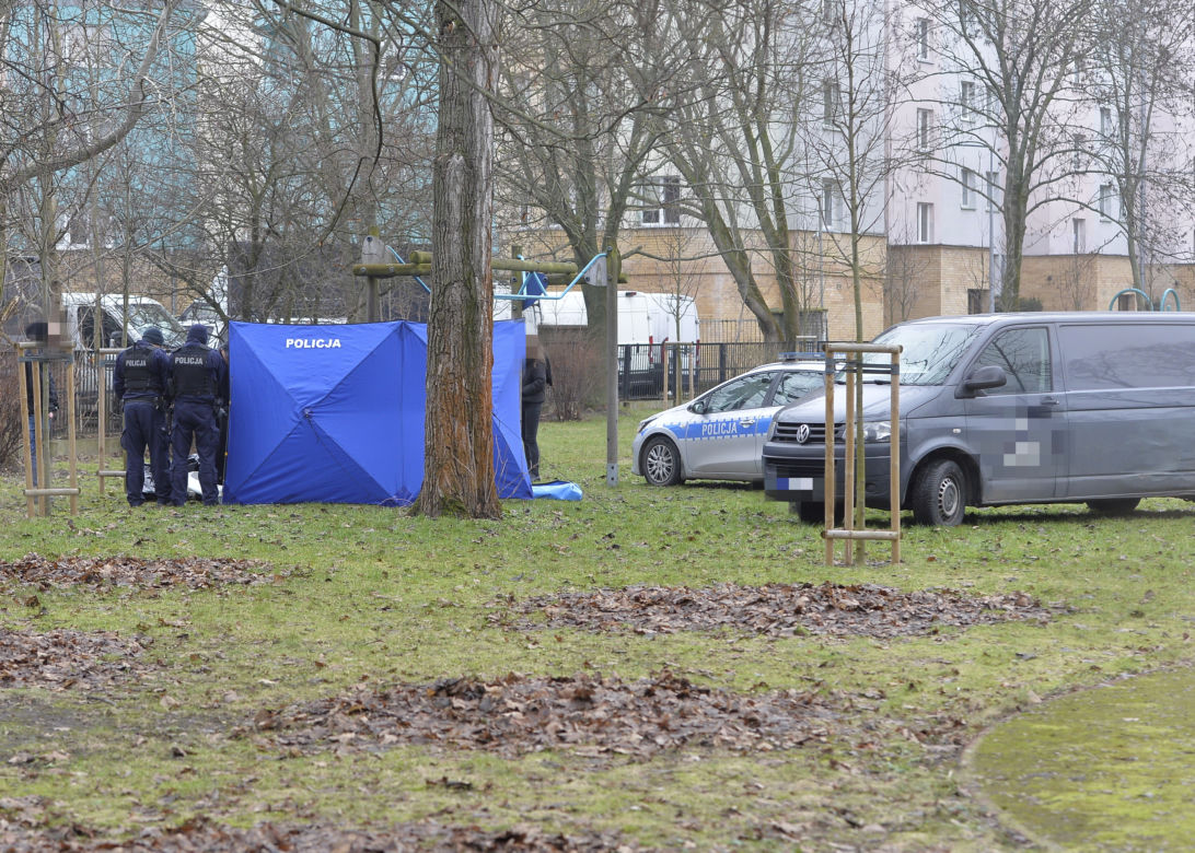 Tragedia na Mokotowie. Zwłoki młodziutkiej kobiety na szkolnym boisku