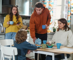 Na Wspólnej odc. 3391.Nicole (Maria Niklińska), Marta (Joanna Jabłczyńska), Mikołaj (Krzysztof Wieszczek), Stefanek (Gabriel Pakieser)