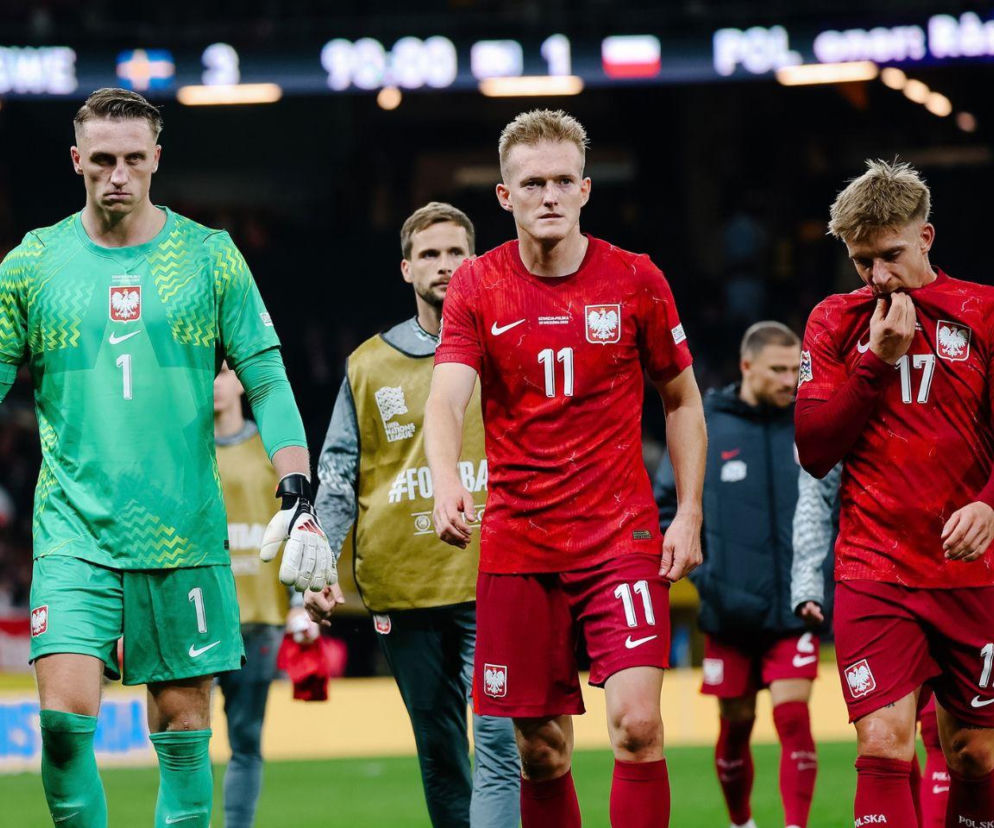 Smutni polscy piłkarze opuszczają boisko po meczu. O porażce reprezentacji ze Szwecją przeczytasz na SE Supersport.