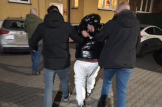 Z nożem w ręku zaatakował nastolatków. Po napaści paradował w skradzionej kurtce