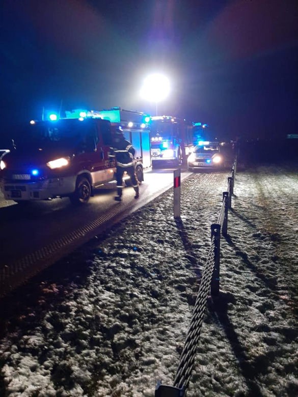 Grajewo. Pędzący kierowca skody rozbił się na ciężarówce z drewnem [ZDJĘCIA]