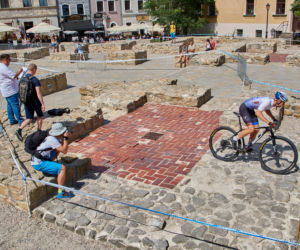 Na rowerach między kamienicami Starego Miasta. Eliminator MTB w Lublinie