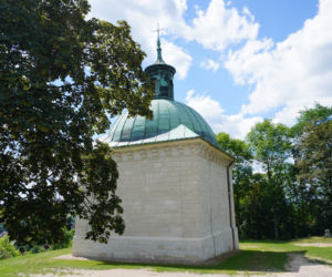 To miasto w woj. świętokrzyskim ma jeden z najpiękniejszych rynków. Czaruje też zabytkową kaplicą